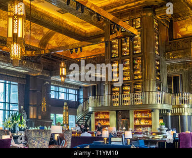 Hochschrank oder Gin Turm mit Glas und Holz geschnitzte Spalten das Herzstück des Atlas Bar in der Lobby des Parkview Square Singapore. Stockfoto