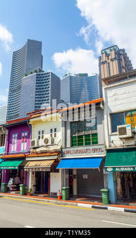 DUO und Parkview Bürotürme über arabische Straße traditionellen Shophouses fabric shops Kampong Glam Singapur. Stockfoto