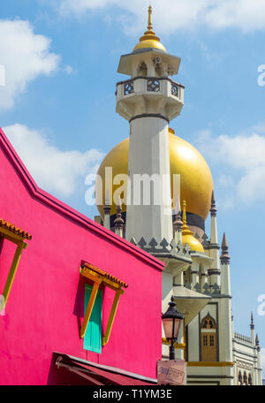 Farbenfrohes Gebäude auf der Muscat St und Minarett und goldene Kuppel der Masjid Sultan Moschee Kampong Glam Singapur. Stockfoto