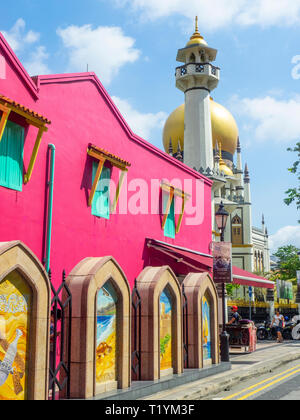 Farbenfrohes Gebäude auf der Muscat St und Minarett und goldene Kuppel der Masjid Sultan Moschee Kampong Glam Singapur. Stockfoto