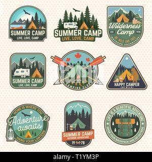 Der Sommer Camp Patches. Vektor. Konzept für T-Shirt, Druck, Stempel, Bekleidung oder T-Stück. Vintage Design mit Laterne, Taschenmesser, campin Zelt, ax, Berg, Lagerfeuer und Wald Silhouette Stock Vektor