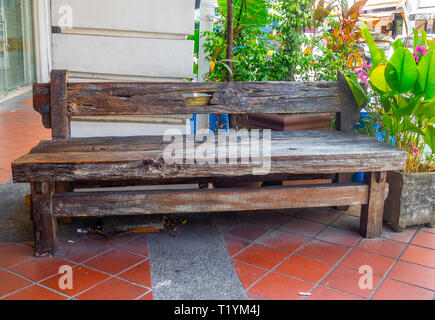 Rustikale Holzbank auf Terrakotta-fliesen Stockfoto