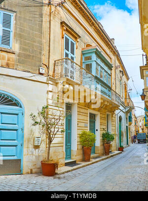 RABAT, MALTA - 16. JUNI 2018: Der typische Straße der Altstadt mit hellen Holzmöbeln maltesischen Balkone, Türen und Fensterläden, am 16. Juni in Rabat. Stockfoto