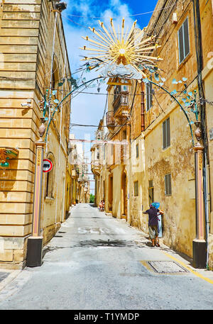 RABAT, MALTA - 16. Juni 2018: Die Stadt festival Dekoration in den alten schmalen Straße mit historischen Leben bauten, am 16. Juni in Rabat. Stockfoto