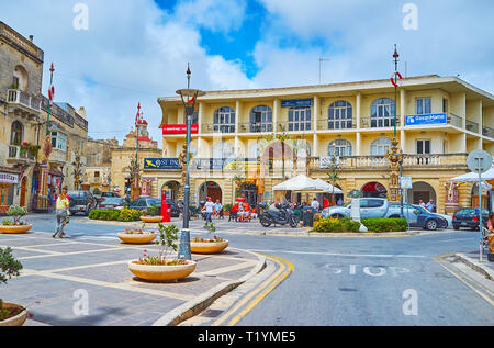 RABAT, MALTA - 16. Juni 2018: Die historische Villa in San Pawl (Paulus) Squareis mit Blumenbeeten und Pflanzen in Töpfen dekoriert, die St-cataldus Ch Stockfoto