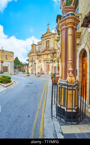 RABAT, MALTA - 16. JUNI 2018: Der Blick auf St. Paul Kirche hinter dem bunten geschnitzten Laterne, für die Stadt Festival von St. Peter und Paul, die am 1. Juni festgelegt Stockfoto
