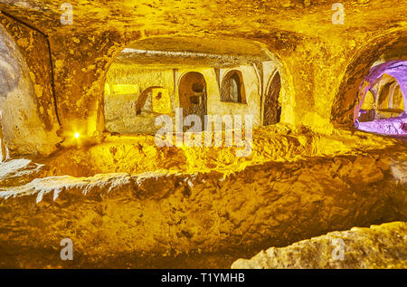 RABAT, MALTA - 16. JUNI 2018: Innenraum der Grabkammern der alten St Cataldus Katakomben mit kleinen Kammern und zahlreiche Grab Nischen, am 16. Juni i Stockfoto