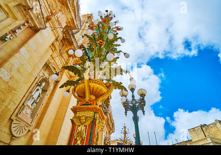 Die malerische Festival Laternen schmücken die Innenstadt von Rabat während der Feier der heiligen Peter und Paul fest, Malta. Stockfoto