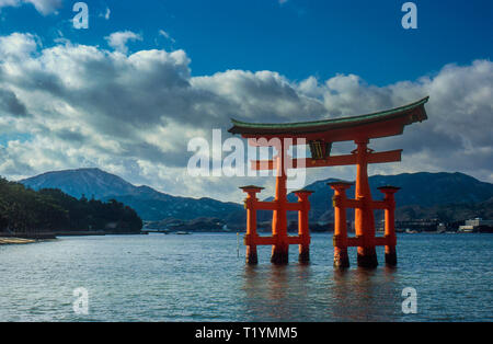 Die großen Torii in Hiroshima Stockfoto