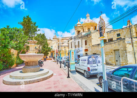 RABAT, MALTA - 16. JUNI 2018: Der alte Brunnen in winzigen Garten in College Street mit Blick auf die Kuppel der St. Paul Kirche, am 16. Juni in Rabat. Stockfoto