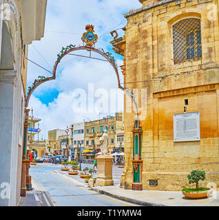 RABAT, MALTA - 16. JUNI 2018: Der Blick auf den hl. Paulus Platz durch das Fest arch im College Street, am 16. Juni in Rabat. Stockfoto