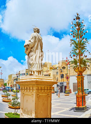RABAT, MALTA - 16. Juni 2018: Die Rückseite der Statue des hl. Paulus, im gleichnamigen Platz neben der Pfarrei hurch, am 16. Juni in Rabat. Stockfoto