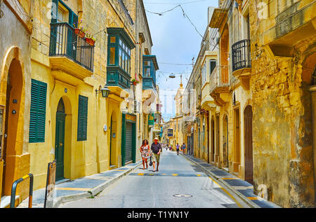 RABAT, MALTA - 16. JUNI 2018: historischen Spaziergang St. Paul Street, mit alten Wohn- Gebäude, Geschäfte und Kirchen gesäumt, die am 16. Juni in Rabat. Stockfoto