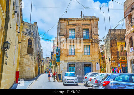 RABAT, MALTA - 16. JUNI 2018: architektonische Ensemble des Hl. Paulus Straße mit alten Gebäuden, kleinen Geschäften, Hotels und Cafés, am 16. Juni in Rabat. Stockfoto