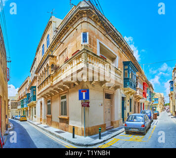 RABAT, MALTA - 16. Juni 2018: Die Straße Ecke mit Blick auf die malerische historische Gebäude mit geschnitzten hölzernen Balkon, am 16. Juni in Rabat. Stockfoto