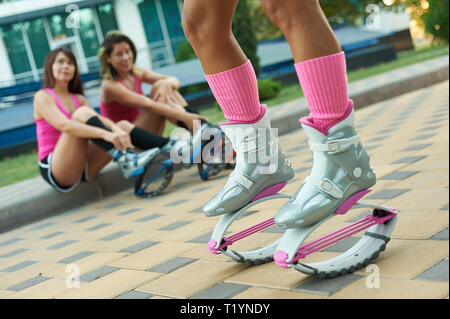 Kangoo springen fitness Women Team in Stiefeln. Nahaufnahme mit unscharfem Hintergrund. rosa Farbe Stockfoto