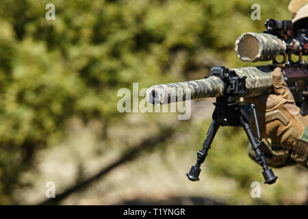 Sniper Soldat bereit auf das Ziel zu schießen. militärisches Konzept. Stockfoto