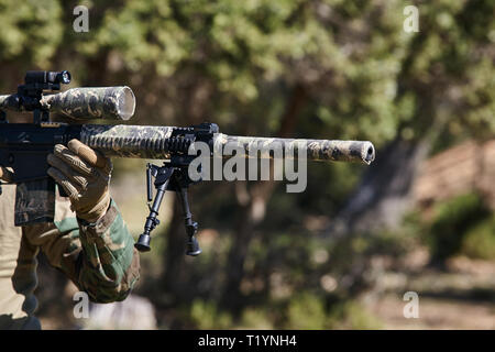 Sniper Soldat bereit auf das Ziel zu schießen. militärisches Konzept. Stockfoto