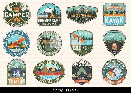 Der Sommer Camp, Kanu und Kajak Club Abzeichen. Vektor. Für patch, Stempel. Design mit Camping, Berg, Fluss, Indianer und kayaker Silhouette. Extreme Camp und Wasser sport kayak Patches Stock Vektor