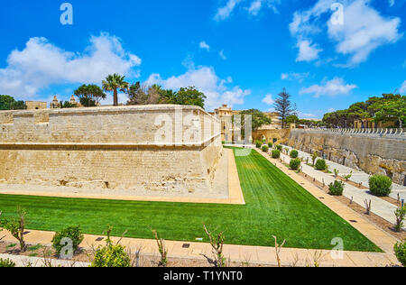 Die äußere Wand von Mdina Festung ist von malerischen Ziergarten umgeben, Stretching entlang seinen Bastionen und Tore, Malta. Stockfoto