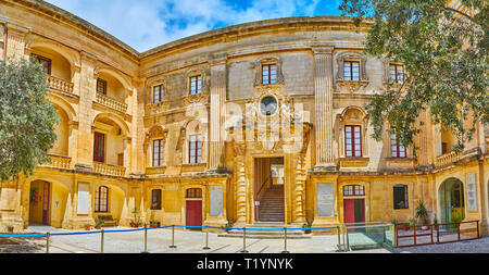 MDINA, MALTA - 16. JUNI 2018: Panorama der Lehramtlichen (vilhena) Palast von seinem Innenhof mit Blick auf den Haupteingang und geschnitzten Stein Dekore, Juni Stockfoto