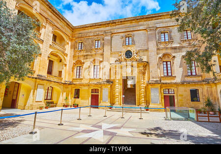 MDINA, MALTA - 16. JUNI 2018: Der kleine Hof vor der Lehramtlichen () Vilhena Palace mit winzigen Garten und Mosaik Stein Fliesen auf dem Fußboden, auf Jun Stockfoto