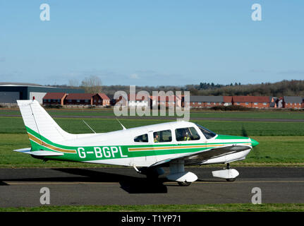 Piper PA -28-161 Cherokee Krieger (G-Bgpl) am Flugplatz Wellesbourne, Warwickshire, Großbritannien Stockfoto