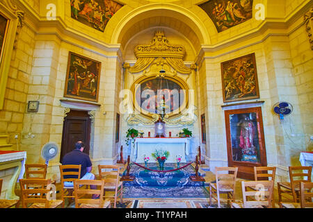 SIGGIEWI, MALTA - 16. JUNI 2018: das Innere der historischen St. Johannes Baptist Kapelle mit Steinmauern, Schnitzereien und szenische Symbole, am 16. Juni in Siggiewi Stockfoto