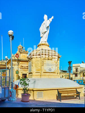 SIGGIEWI, MALTA - 16. Juni 2018: Die weiße Statue des Hl. Nikolaus, dem Schutzpatron der Stadt, in der Altstadt, neben der Kapelle St. Maria von Stockfoto