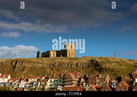 Whitby, North Yorkshire, UK, 22. März 2019, Blick auf die Stadt und die St Marys Kirche Stockfoto