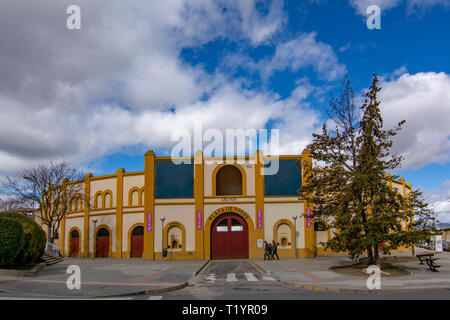 Huesca, Spanien; März 2017: Blick auf die Fassade und Haupteingang der Stierkampfarena der Stadt Huesca Stockfoto