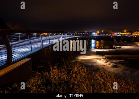 Millennium Bridge in Castleford, West Yorkshire, England. Nächtliche Szene mit dem Fluss Aire unterhalb fließt. Landschaft. Stockfoto