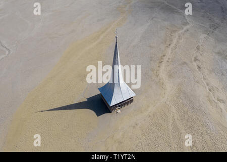 Antenne drone Ansicht der orthodoxen Kirche mit giftigen Abfall Wasser geflutet, Bergbau, chemische Rückstände, Schlamm. Geamana, Rumänien Stockfoto