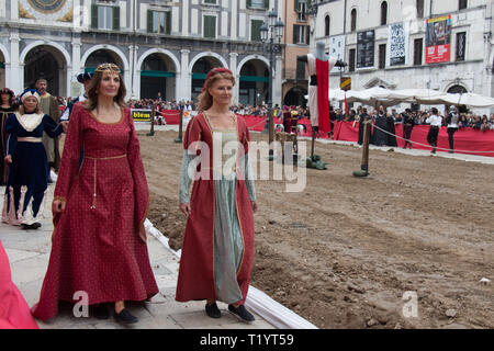 Italien, Brescia - 01. Oktober 2017: der Blick auf die Menschen in mittelalterlichen Kostümen Am traditionellen Umzug, Feiern von Caterina Cornaro. Stockfoto