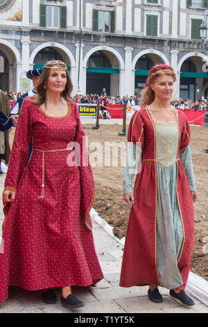 Italien, Brescia - 01. Oktober 2017: der Blick auf die Menschen in mittelalterlichen Kostümen Am traditionellen Umzug, Feiern von Caterina Cornaro. Stockfoto