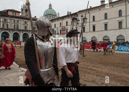 Italien, Brescia - 01. Oktober 2017: der Blick auf die Menschen in mittelalterlichen Kostümen Am traditionellen Umzug, Feiern von Caterina Cornaro. Stockfoto