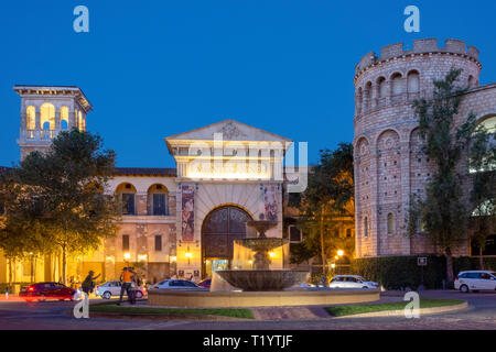 Eingang West zu Montecasino Freizeit & Casino in der Dämmerung, Fourways, Sandton, Johannesburg, Gauteng Provinz, Republik Südafrika Stockfoto