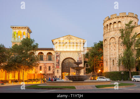 Eingang West zu Montecasino Freizeit & Casino in der Dämmerung, Fourways, Sandton, Johannesburg, Gauteng Provinz, Republik Südafrika Stockfoto