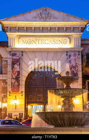 Eingang West zu Montecasino Freizeit & Casino in der Dämmerung, Fourways, Sandton, Johannesburg, Gauteng Provinz, Republik Südafrika Stockfoto