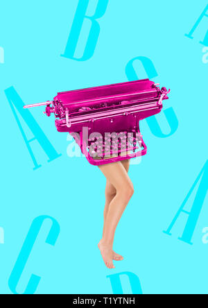 Werbetexter hat Tastatur als Kopf und Körper. Eingabe mit Ihrem Gehirn. Weibliche Passform Beine von Pink retro Schreibmaschine auf blauem Hintergrund geleitet. Geschäftskonzept. Modernes Design. Zeitgenössische Kunst Collage. Stockfoto