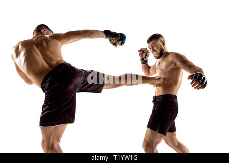 MMA. Zwei professionelle fightesr Stanzen oder Boxen auf weiße studio Hintergrund isoliert. Paar fit muskulös kaukasischen Sportler oder Boxer kämpfen. Sport, Wettbewerb, Aufregung und menschlichen Emotionen Konzept Stockfoto