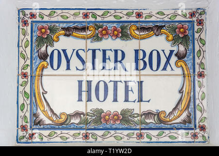 Oyster Box Hotel Ceramic Eingangsschild, Leuchtturm Straße, Umhlanga Rocks, Umhlanga, KwaZulu-Natal, Südafrika Stockfoto