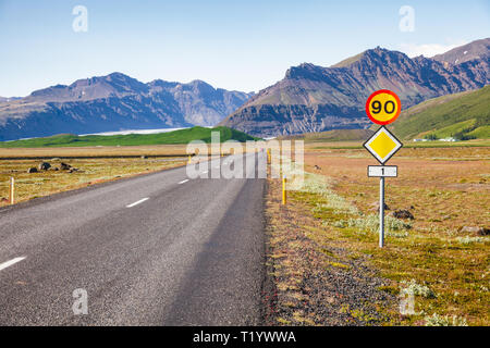 Route 1 oder Ring Road (hringvegur) Nationale Straße, die rund um die Insel führt und connecs Beliebte Touristenattraktionen in Island, Skandinavien. Fokus auf Stockfoto