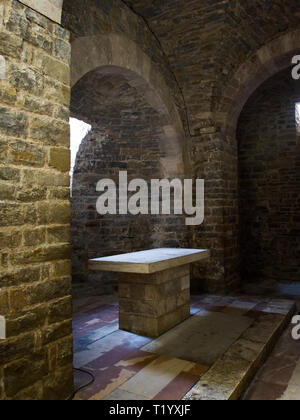 Bevagna Umbrien Italien Innenbereich der mittelalterlichen Kirche von San Silvestro. Der Altar in der antike Krypta. Stockfoto