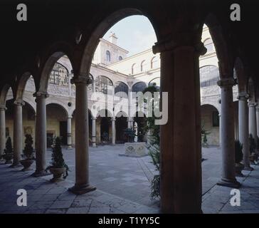 PATIO DEL ANTIGUO PALACIO DE LOS GUZMANES - CONSTRUCCION DEL SIGLO XVI-CONVERTIDO EN DIPUTACION. Autor: GIL DE HONTAÑON RODRIGO. Lage: PALACIO DE LOS GUZMANES/DIPUTACION PROVINCIAL. LEON. Spanien. Stockfoto