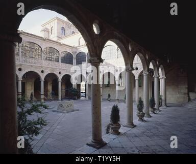 PATIO DEL ANTIGUO PALACIO DE LOS GUZMANES - CONSTRUCCION DEL SIGLO XVI-CONVERTIDO EN DIPUTACION. Autor: GIL DE HONTAÑON RODRIGO. Lage: PALACIO DE LOS GUZMANES/DIPUTACION PROVINCIAL. LEON. Spanien. Stockfoto