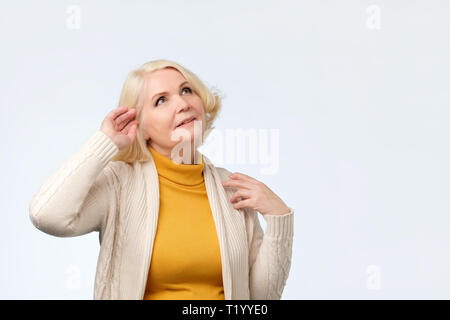 Glücklich verträumt ältere Frau an Kopie Platz suchen, Denken der Zukunft Schönheit Gesundheit kümmern. Positive menschliche Emotion Stockfoto