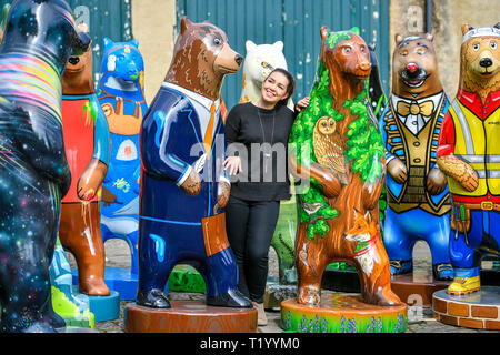 Jenny Mullen nimmt einen ersten Blick auf das bunte Leben - Größe Bär Skulpturen an wilden Ort Projekt, Bristol, wo 20 der sechs Fuß hohe Bären werden um die tierhäuser als Teil einer bevorstehenden Big Bear Skulpturenweg platziert werden. Stockfoto