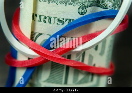 Rolle von USD Rechnungen mit roten, weißen und blauen Gummiband in der Nähe zu sehen, konzeptionelle von Handel, Wirtschaft, Investitionen, Ersparnisse, Rente, Finanzen und Stockfoto