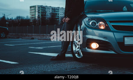 Nahaufnahme des modernen Limousine Scheinwerfer. Ansicht von vorne von der Seite des Fahrzeugs erschossen. Auto Scheinwerfer Hintergrund. Stockfoto